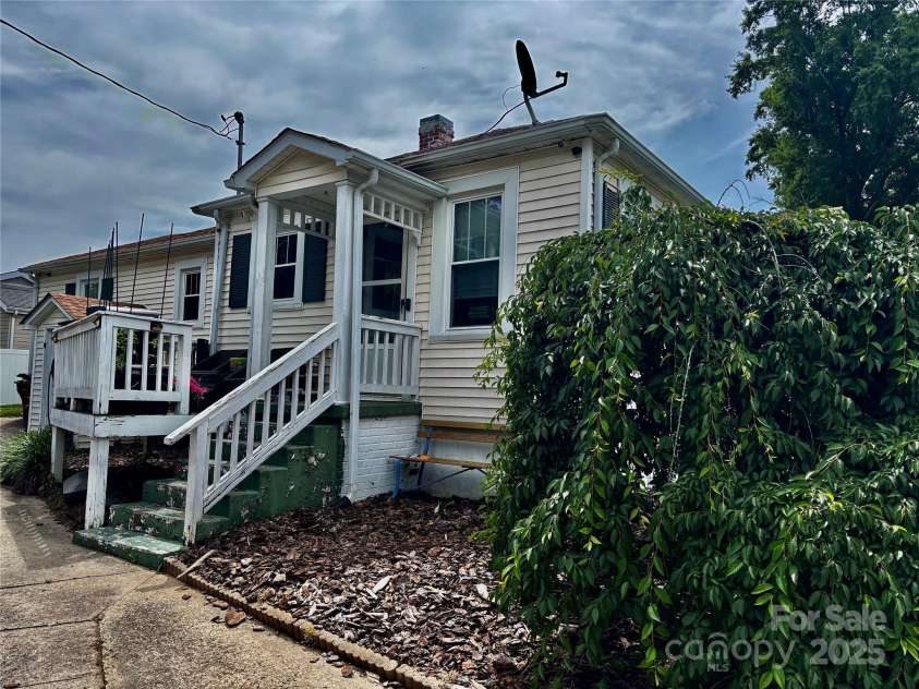 522 Congress Street, Lincolnton, NC 28092.  MLS# CAR4263907, YatesRealty ID 16194. 