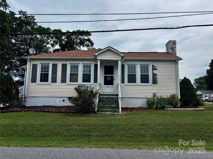 522 Congress Street, Lincolnton, NC 28092.  MLS# CAR4263907, YatesRealty ID 16194. 
