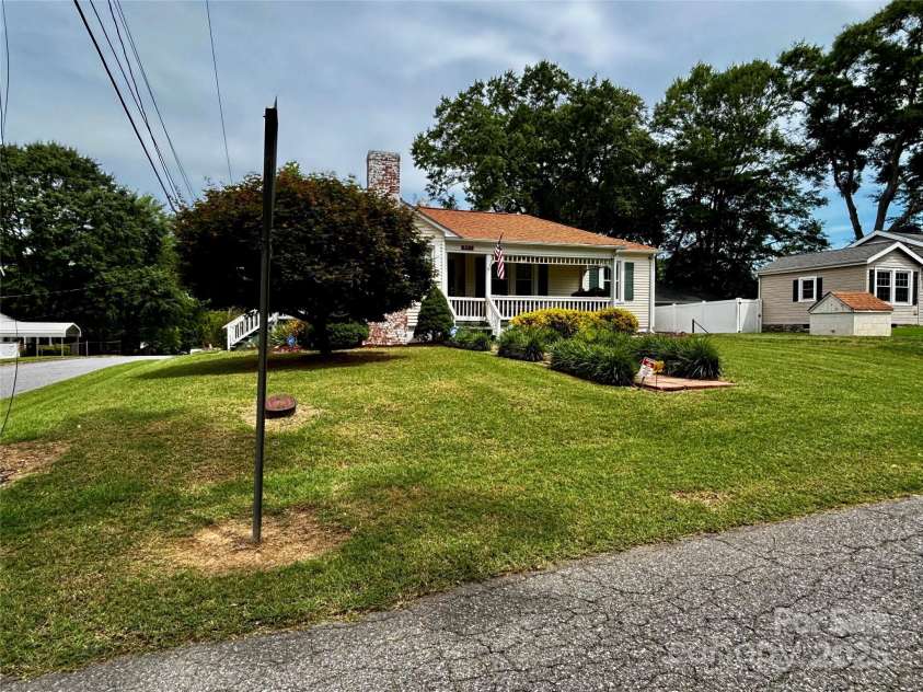 522 Congress Street, Lincolnton, NC 28092.  MLS# CAR4263907, YatesRealty ID 16194. Corner lot