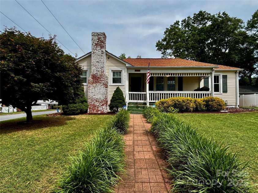 522 Congress Street, Lincolnton, NC 28092.  MLS# CAR4263907, YatesRealty ID 16194. Front of house