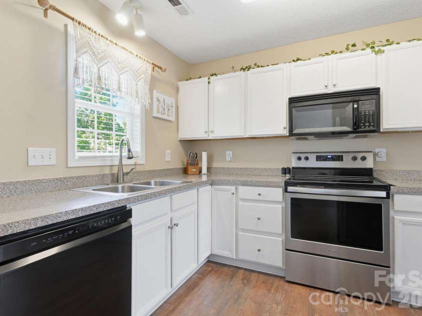 119 Steam Engine Drive, Mooresville, NC 28115.  MLS# CAR4374818, YatesRealty ID 16195. Kitchen