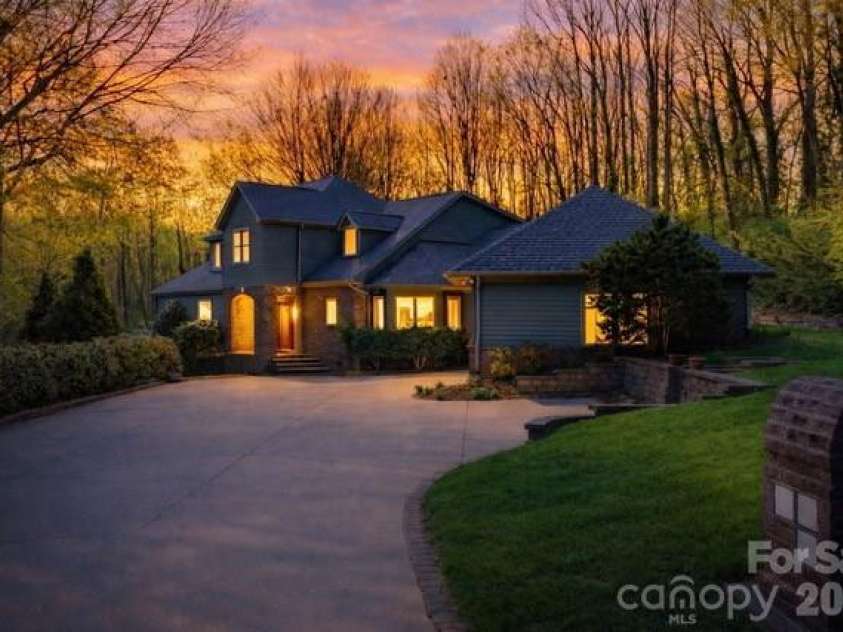 421 18th Avenue Lane, Hickory, NC 28601.  MLS# CAR4357628, YatesRealty ID 16198. 