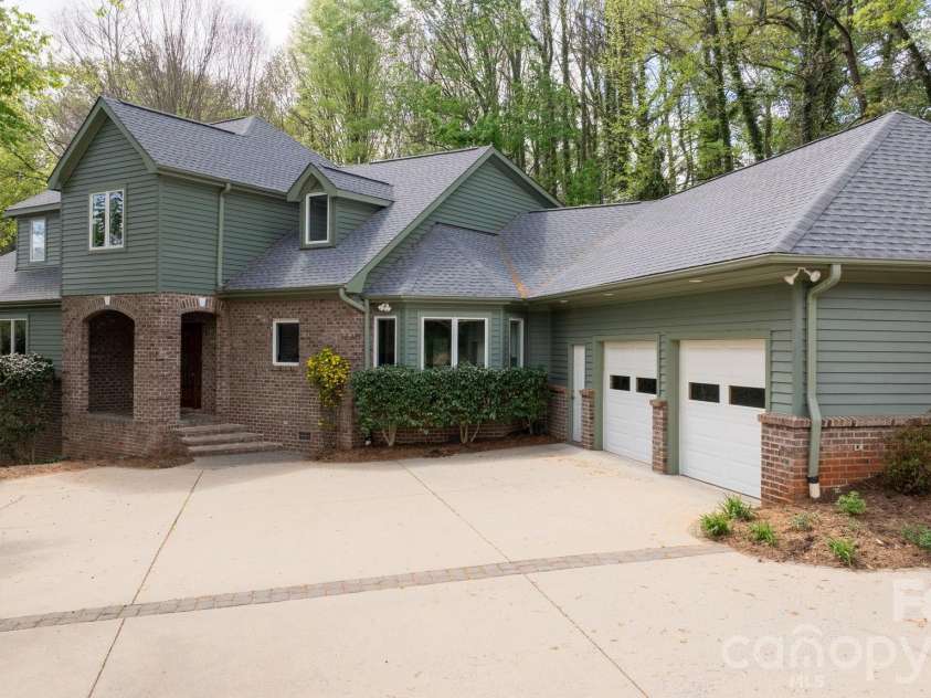 421 18th Avenue Lane, Hickory, NC 28601.  MLS# CAR4357628, YatesRealty ID 16198. 