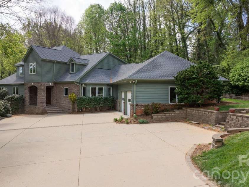 421 18th Avenue Lane, Hickory, NC 28601.  MLS# CAR4357628, YatesRealty ID 16198. 