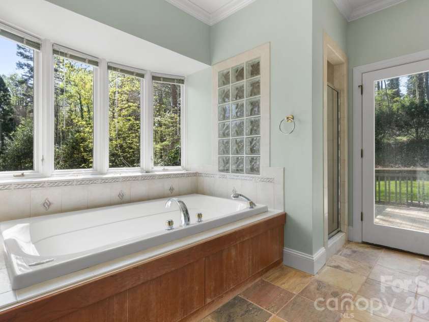 421 18th Avenue Lane, Hickory, NC 28601.  MLS# CAR4357628, YatesRealty ID 16198. 