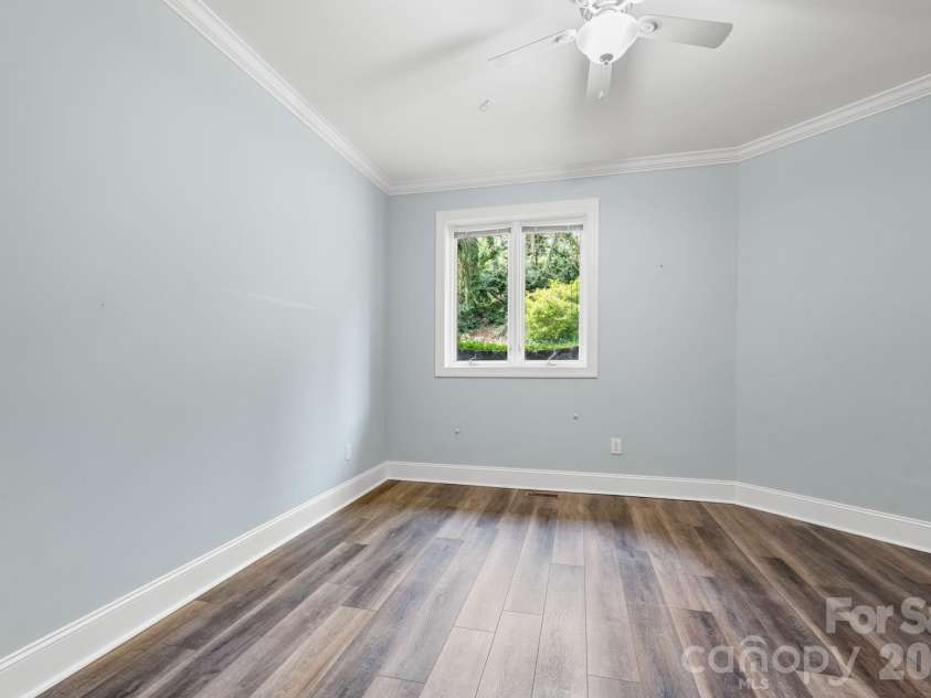 421 18th Avenue Lane, Hickory, NC 28601.  MLS# CAR4357628, YatesRealty ID 16198. 