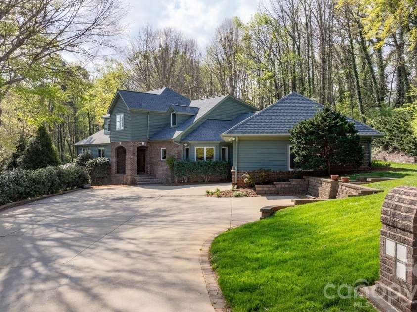 421 18th Avenue Lane, Hickory, NC 28601.  MLS# CAR4357628, YatesRealty ID 16198. 