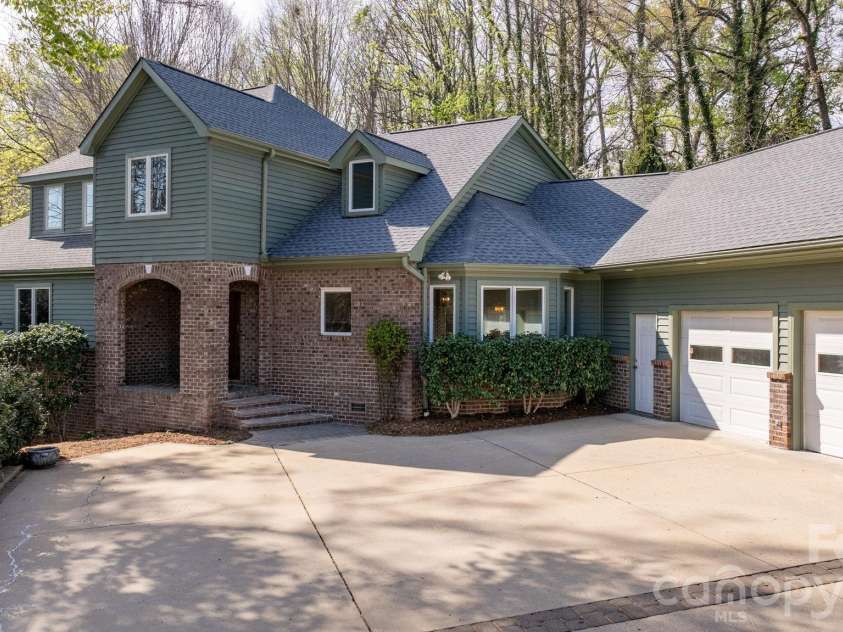 421 18th Avenue Lane, Hickory, NC 28601.  MLS# CAR4357628, YatesRealty ID 16198. 