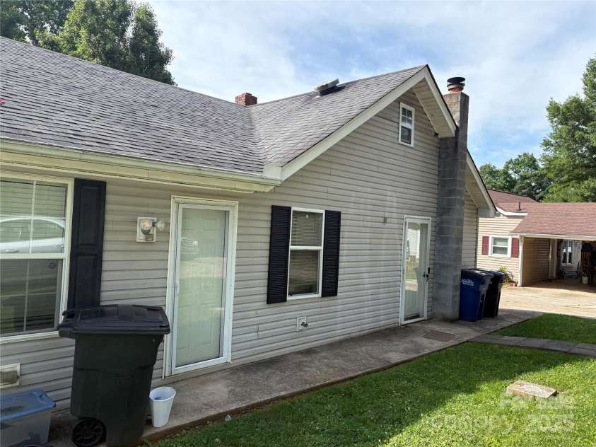 212 Bingham Street, Statesville, NC 28677.  MLS# CAR4214013, YatesRealty ID 16200. 