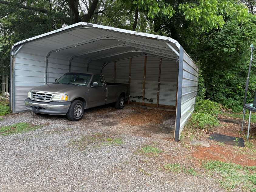 212 Bingham Street, Statesville, NC 28677.  MLS# CAR4214013, YatesRealty ID 16200. 