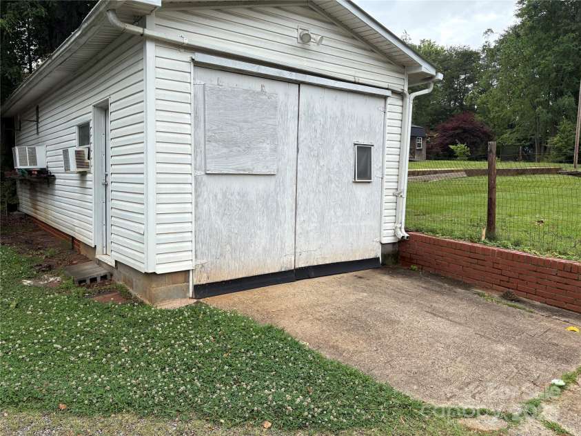 212 Bingham Street, Statesville, NC 28677.  MLS# CAR4214013, YatesRealty ID 16200. 