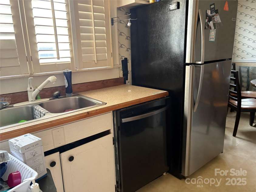 212 Bingham Street, Statesville, NC 28677.  MLS# CAR4214013, YatesRealty ID 16200. 