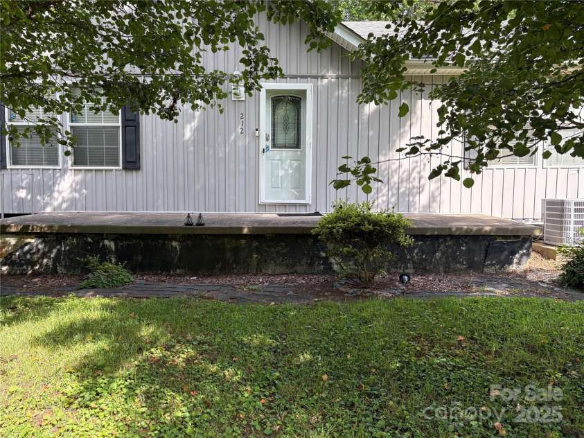 212 Bingham Street, Statesville, NC 28677.  MLS# CAR4214013, YatesRealty ID 16200. 