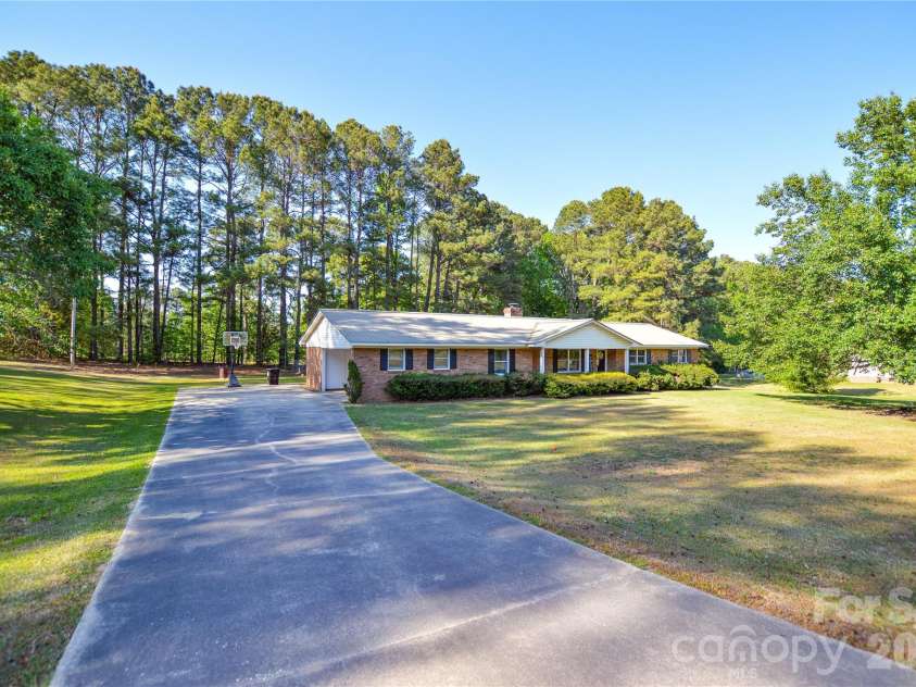 97 Robin Road, Wadesboro, NC 28170.  MLS# CAR4371322, YatesRealty ID 16202. 