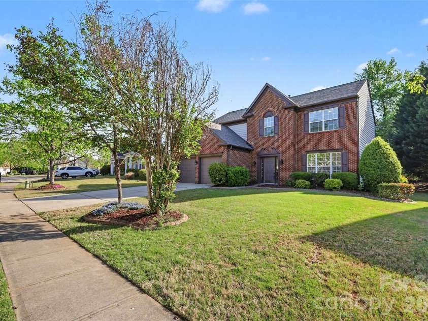 9144 Linden Tree Lane, Charlotte, NC 28277.  MLS# CAR4366645, YatesRealty ID 16207. 