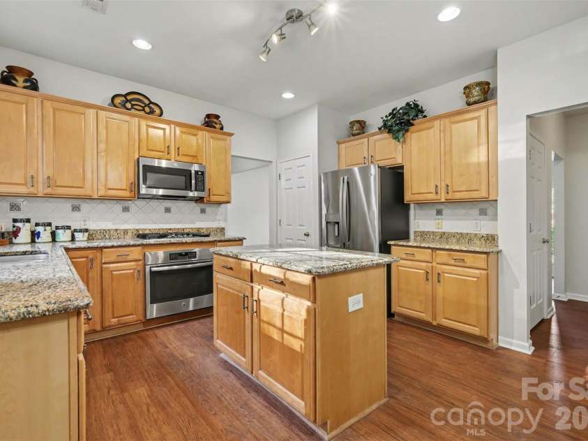 9144 Linden Tree Lane, Charlotte, NC 28277.  MLS# CAR4366645, YatesRealty ID 16207. 