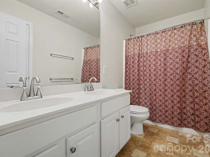 9144 Linden Tree Lane, Charlotte, NC 28277.  MLS# CAR4366645, YatesRealty ID 16207. 