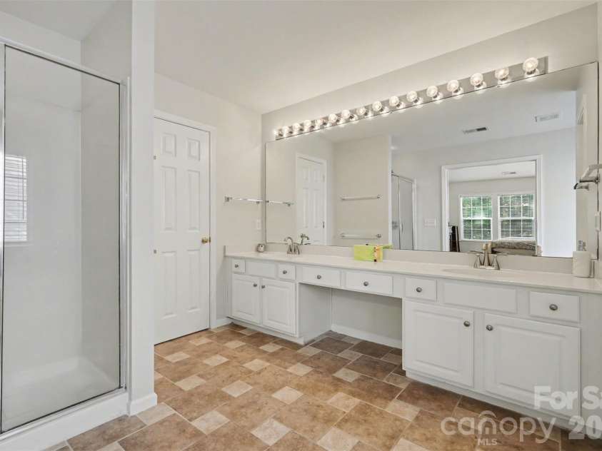 9144 Linden Tree Lane, Charlotte, NC 28277.  MLS# CAR4366645, YatesRealty ID 16207. 