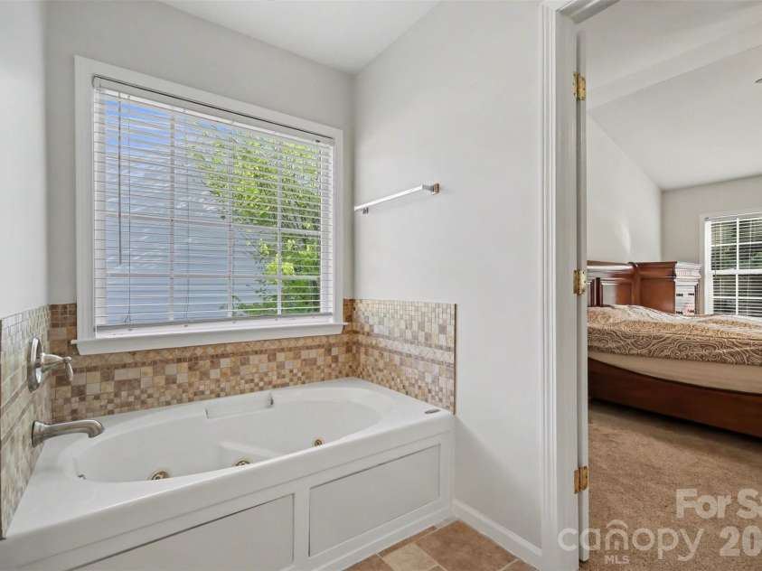 9144 Linden Tree Lane, Charlotte, NC 28277.  MLS# CAR4366645, YatesRealty ID 16207. 