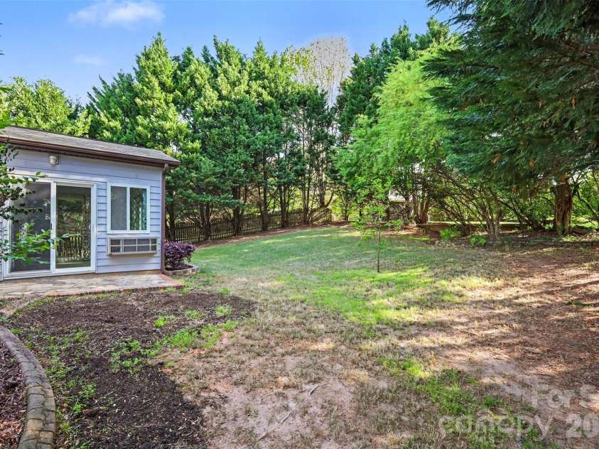 9144 Linden Tree Lane, Charlotte, NC 28277.  MLS# CAR4366645, YatesRealty ID 16207. 