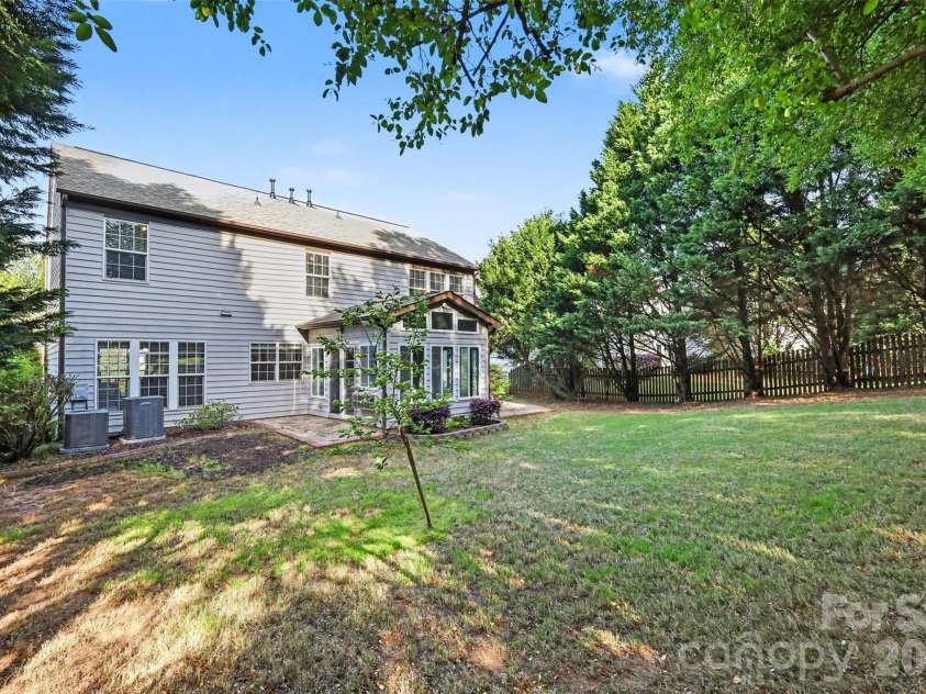 9144 Linden Tree Lane, Charlotte, NC 28277.  MLS# CAR4366645, YatesRealty ID 16207. 