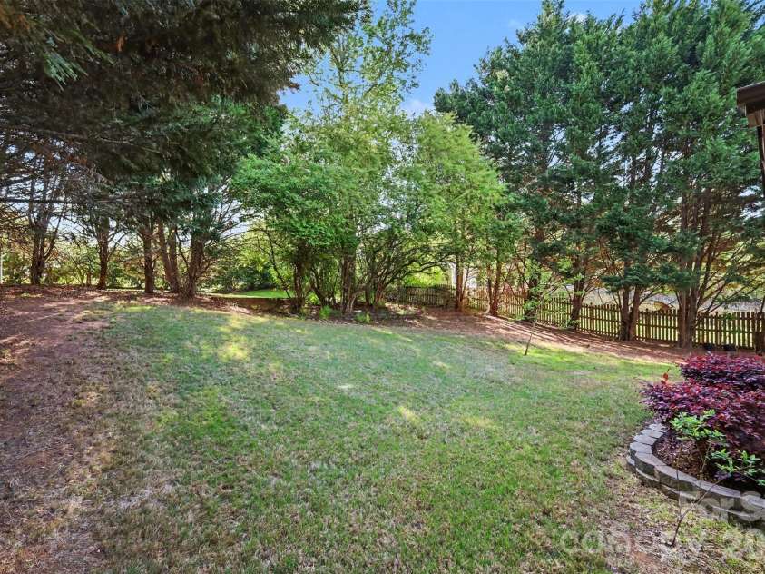 9144 Linden Tree Lane, Charlotte, NC 28277.  MLS# CAR4366645, YatesRealty ID 16207. 