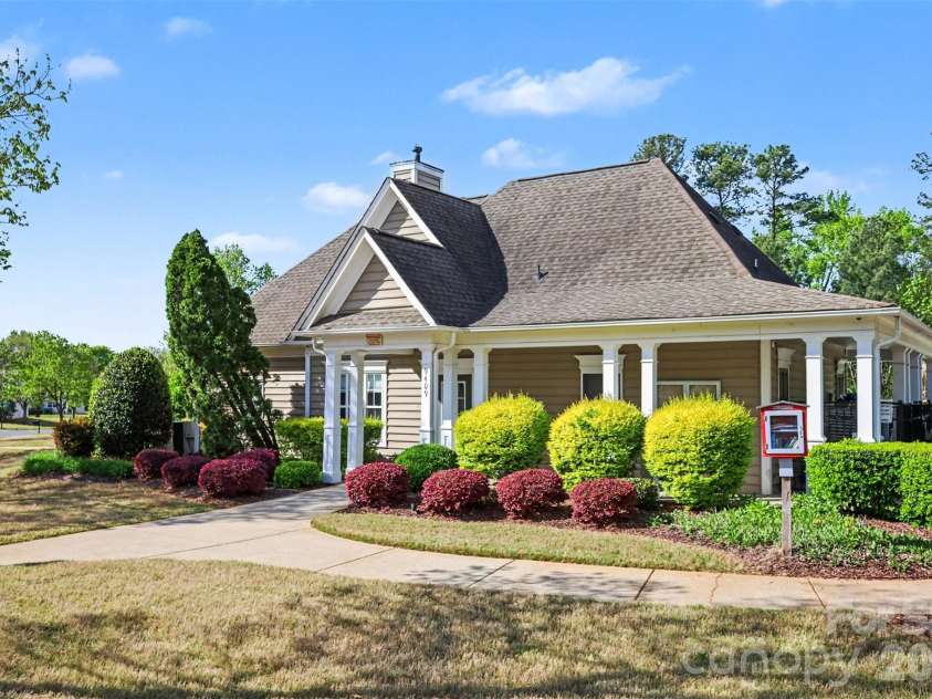 9144 Linden Tree Lane, Charlotte, NC 28277.  MLS# CAR4366645, YatesRealty ID 16207. 