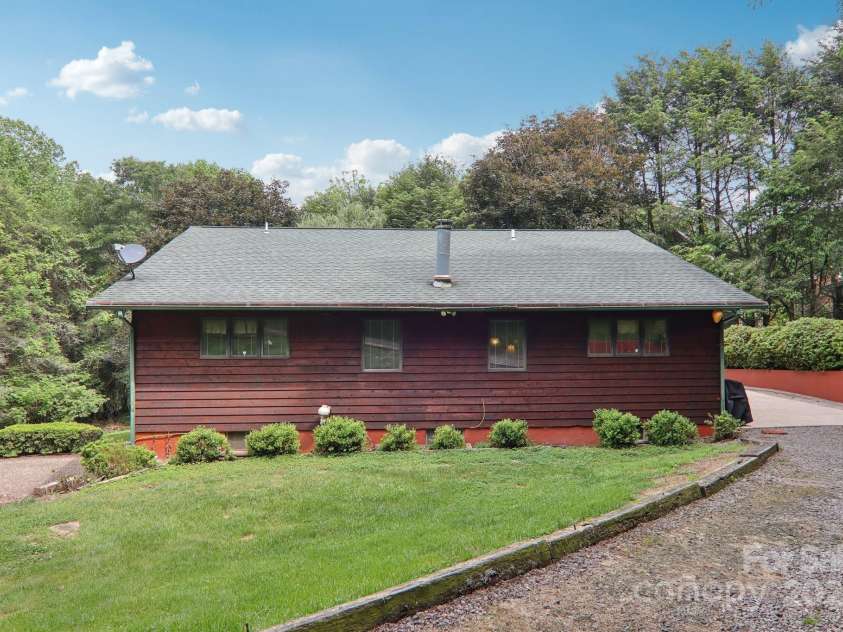457 Shady Ridge Road, Waynesville, NC 28785.  MLS# CAR4259969, YatesRealty ID 16209. 