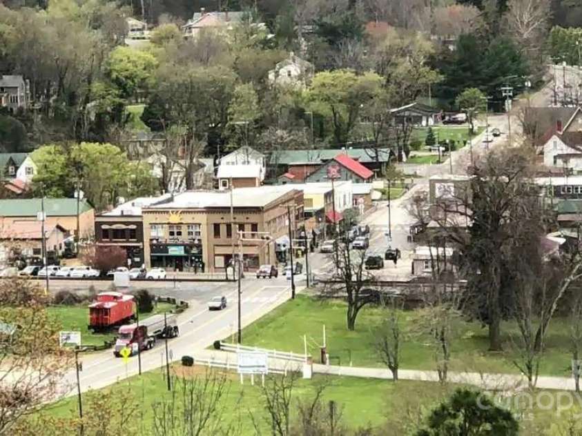 626 Fairview Loop, Hot Springs, NC 28743.  MLS# CAR4302454, YatesRealty ID 1621. The city of Hot Springs North Carolina is the busy hub of a host of cool activities. The Appalachian Trail literally walks down the main street thru town. The mighty French Broad River and Spring Creek run thru the town