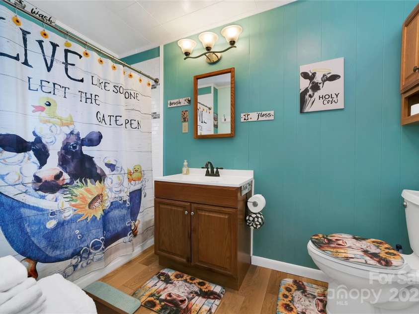 626 Fairview Loop, Hot Springs, NC 28743.  MLS# CAR4302454, YatesRealty ID 1621. The front bedroom suites' bathroom is also adorned with adorable heifers at every turn!