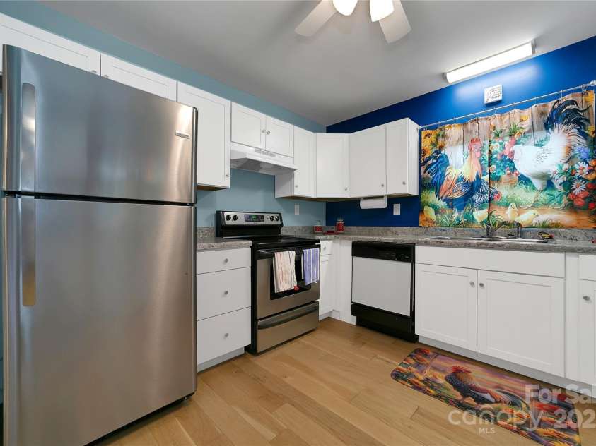 626 Fairview Loop, Hot Springs, NC 28743.  MLS# CAR4302454, YatesRealty ID 1621. The kitchen is well appointed with appliances, and adorned with its own group of hens!