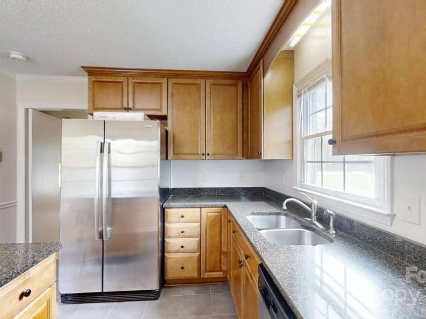 2507 Birnen Drive, Charlotte, NC 28210.  MLS# CAR4263045, YatesRealty ID 16210. Kitchen