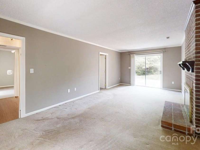 2507 Birnen Drive, Charlotte, NC 28210.  MLS# CAR4263045, YatesRealty ID 16210. Living Room