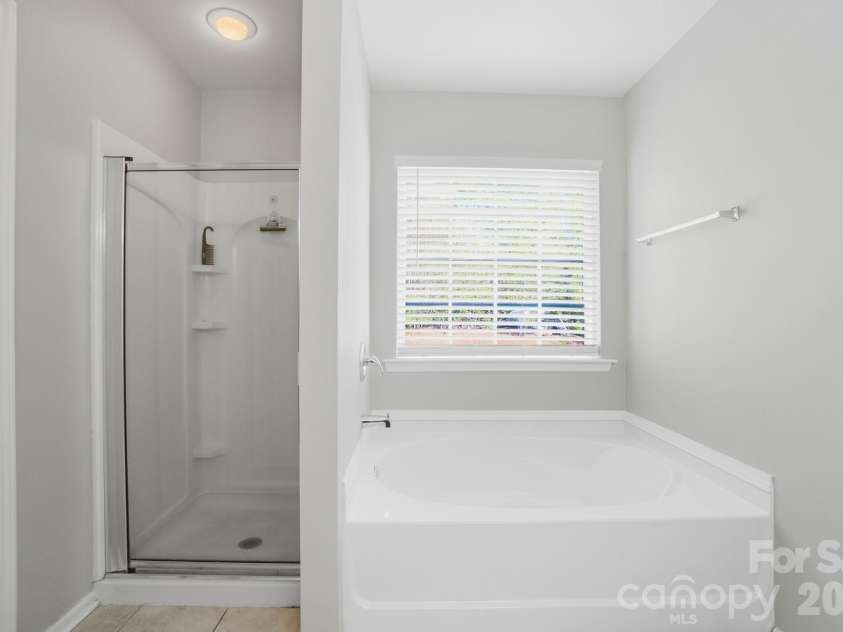 2109 Coral Berry Lane, Waxhaw, NC 28173.  MLS# CAR4360421, YatesRealty ID 16213. Five piece bathroom
