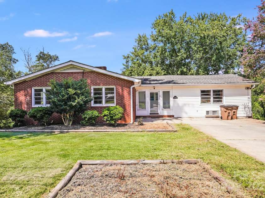 830 Cabaniss Drive, Shelby, NC 28150.  MLS# CAR4297914, YatesRealty ID 16214. 