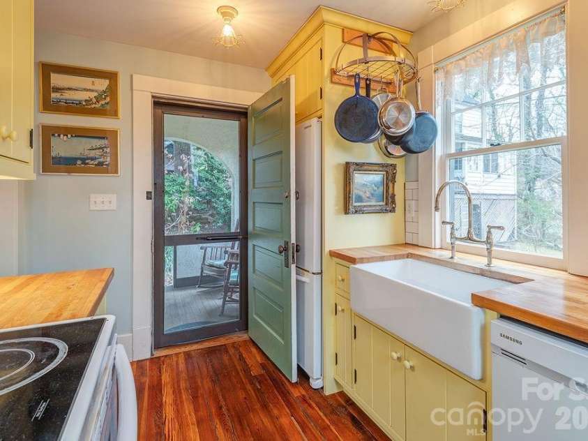 2 Hillside Walk, Asheville, NC 28801.  MLS# CAR4359990, YatesRealty ID 16216. 
