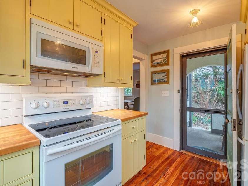 2 Hillside Walk, Asheville, NC 28801.  MLS# CAR4359990, YatesRealty ID 16216. 