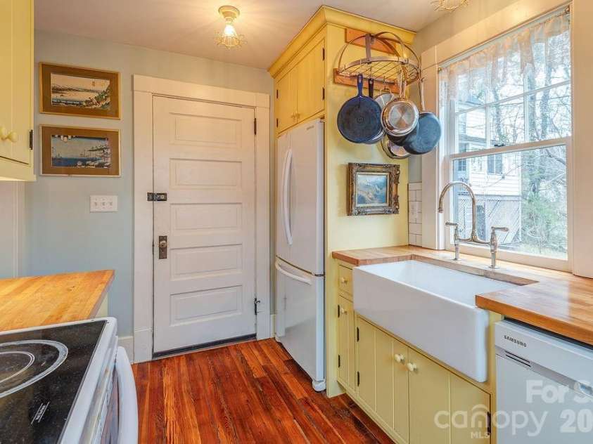 2 Hillside Walk, Asheville, NC 28801.  MLS# CAR4359990, YatesRealty ID 16216. 