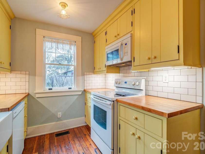 2 Hillside Walk, Asheville, NC 28801.  MLS# CAR4359990, YatesRealty ID 16216. 