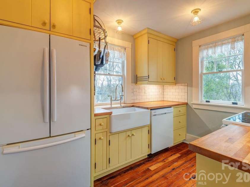 2 Hillside Walk, Asheville, NC 28801.  MLS# CAR4359990, YatesRealty ID 16216. 