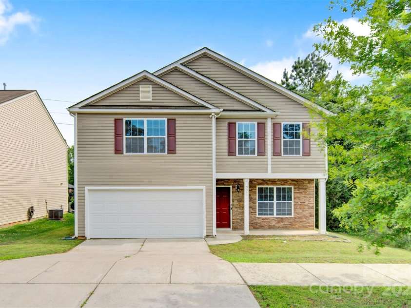 5311 Oakdale Ridge Road, Charlotte, NC 28216.  MLS# CAR4265306, YatesRealty ID 16216. 