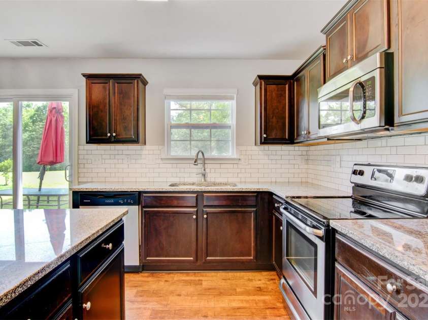 5311 Oakdale Ridge Road, Charlotte, NC 28216.  MLS# CAR4265306, YatesRealty ID 16216. 