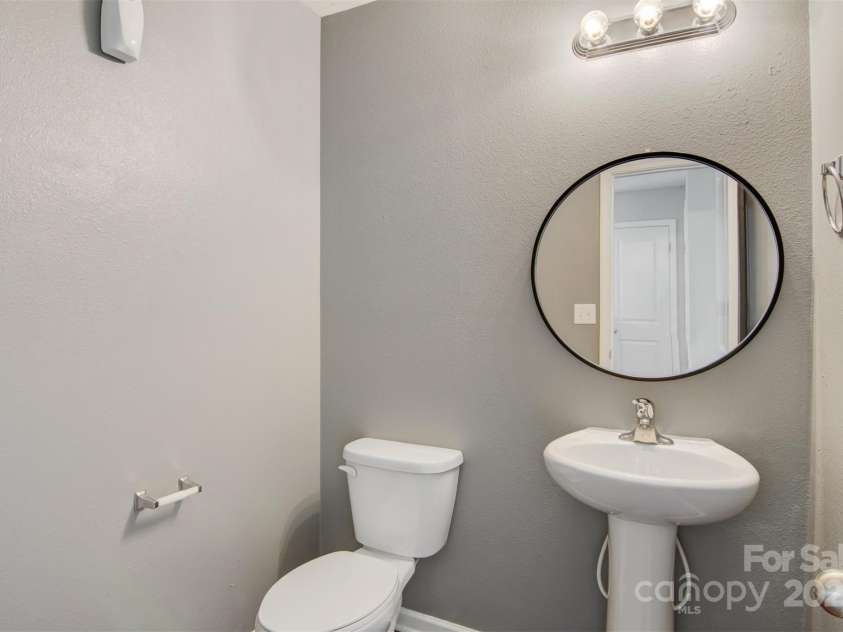 5311 Oakdale Ridge Road, Charlotte, NC 28216.  MLS# CAR4265306, YatesRealty ID 16216. 