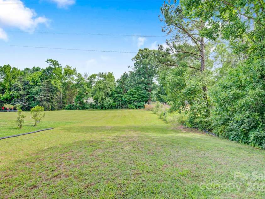5311 Oakdale Ridge Road, Charlotte, NC 28216.  MLS# CAR4265306, YatesRealty ID 16216. 