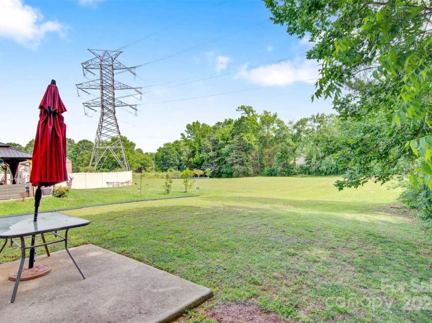 5311 Oakdale Ridge Road, Charlotte, NC 28216.  MLS# CAR4265306, YatesRealty ID 16216. 