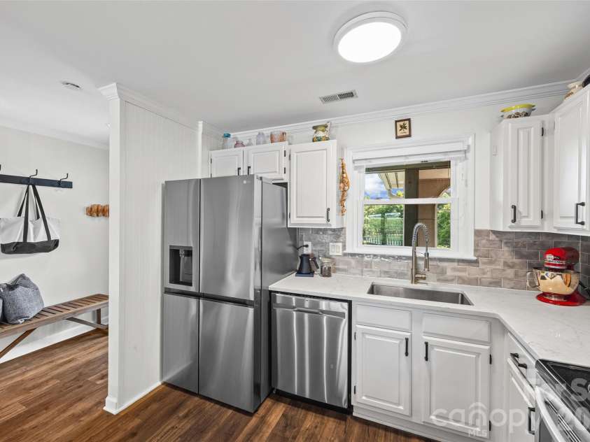 9709 Emerald Point Drive, Charlotte, NC 28278.  MLS# CAR4371327, YatesRealty ID 16218. 