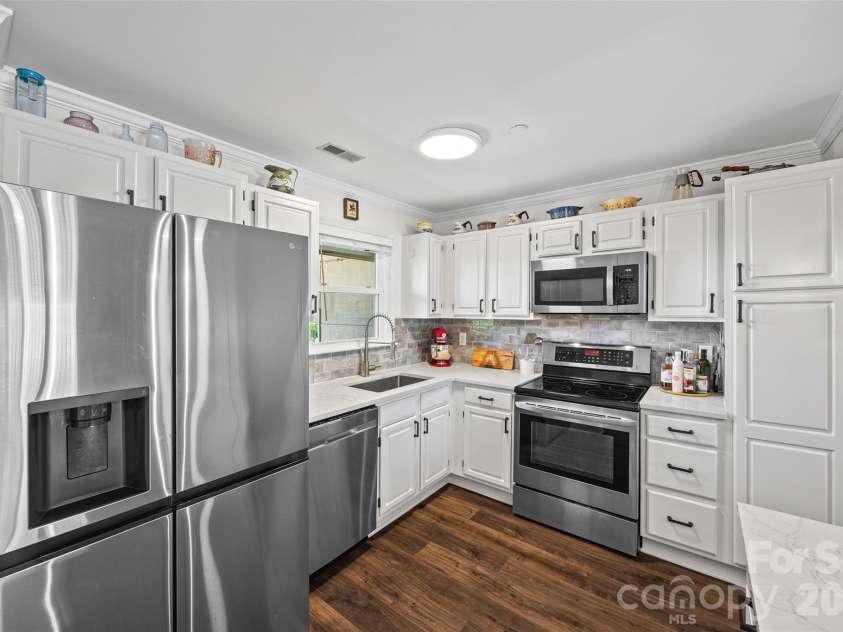 9709 Emerald Point Drive, Charlotte, NC 28278.  MLS# CAR4371327, YatesRealty ID 16218. 