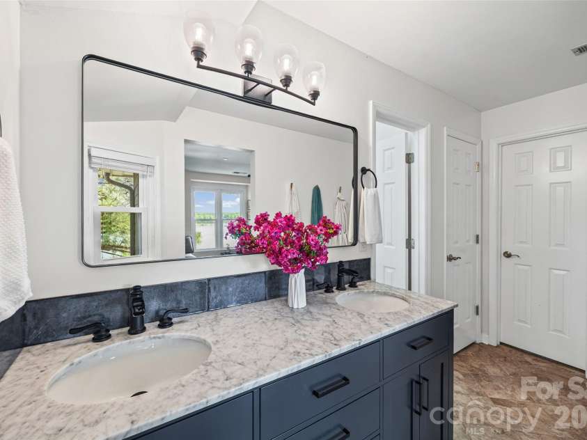 9709 Emerald Point Drive, Charlotte, NC 28278.  MLS# CAR4371327, YatesRealty ID 16218. 