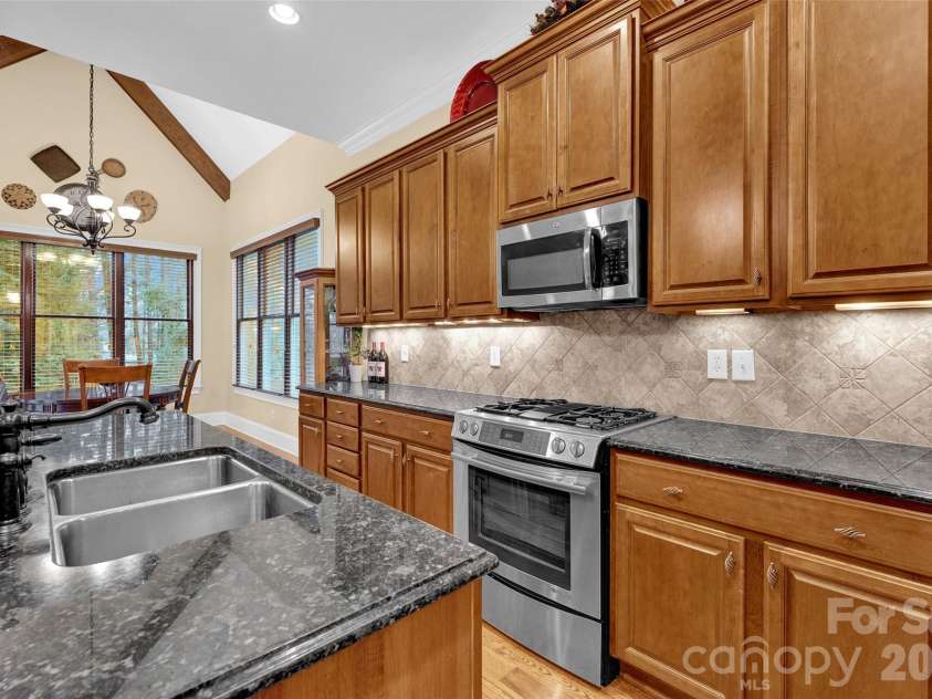 105 Tuskarora Point Lane, Mooresville, NC 28117.  MLS# CAR4325072, YatesRealty ID 16219. Kitchen Granite