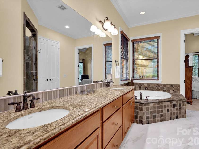 105 Tuskarora Point Lane, Mooresville, NC 28117.  MLS# CAR4325072, YatesRealty ID 16219. Master Bath